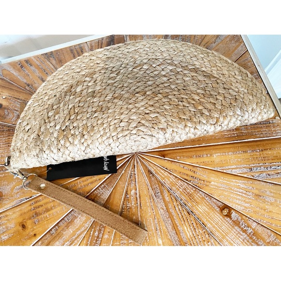 Handbags - NWT Fashionable Raffia Clutch / Wristlet